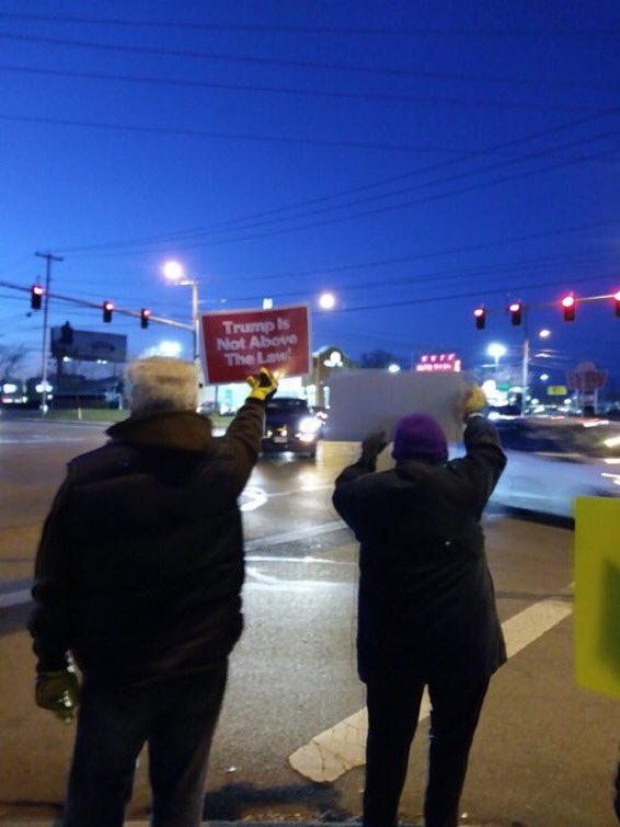RoslinResists's tweet image. It was chilly but cheerful in Toledo on #ImpeachmentEve . Lots of “honks for impeachment” to warm our hearts and show that our fellow Ohioans support the Constitution and Rule of Law.
#NoOneIsAboveTheLaw #DemCastOH #DemCast