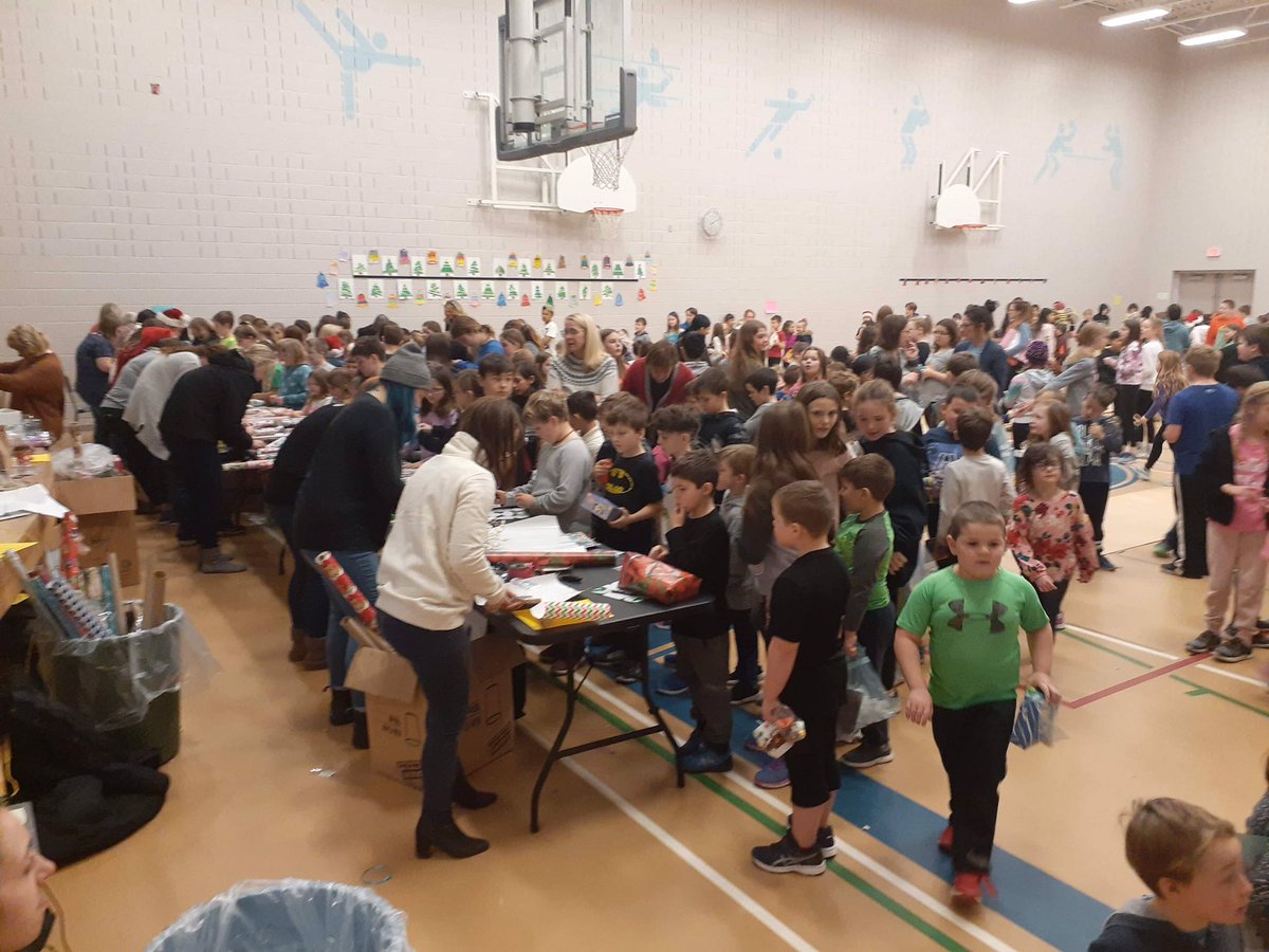 ParksideElemen1's tweet photo. Our Christmas Flea Market was a huge success.   Lots of happy customers and a great fundraiser for our cereal program.  Thank you to our many incredible parent volunteers who tirelessly wrapped presents and to our amazing staff who helped setup and take down the Flea Market. https://t.co/1wk9mE3CfF