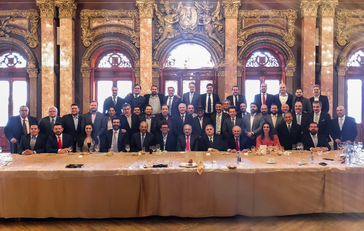 lopezobrador_'s tweet photo. Conversamos con directivos y aficionados de las ligas de béisbol mexicana y del Pacífico. Estuvieron, entre otros, Alfredo Harp, principal promotor de este deporte en el país; Carlos Slim, Carlos Bremer y tres leyendas: Adrián González, Fernando Valenzuela y Pepe Maiz. https://t.co/4vssmdzvtZ