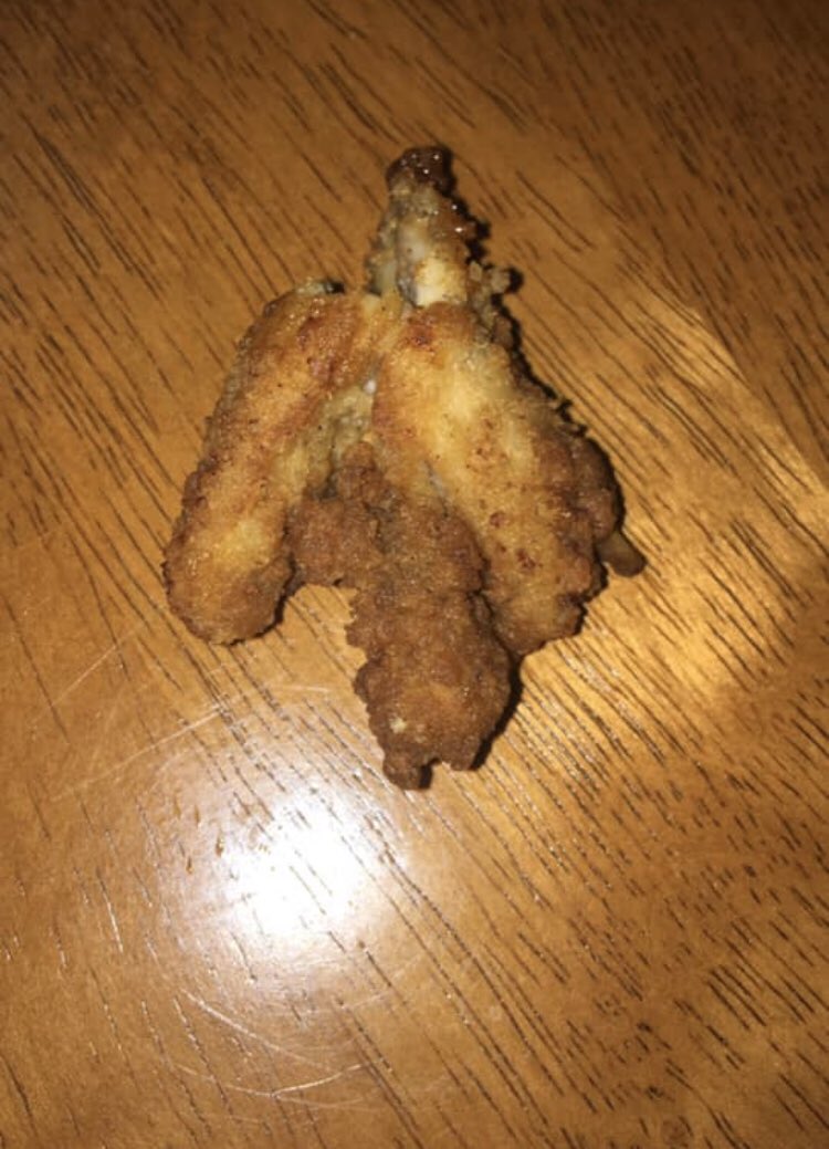 LowLifeSaint's tweet photo. @ChickfilA why would y'all do me like this all I wanted was some nuggets and this what y'all gave me smh y'all gotta do better 🤦🏽‍♂️ https://t.co/wTojhqpFyH