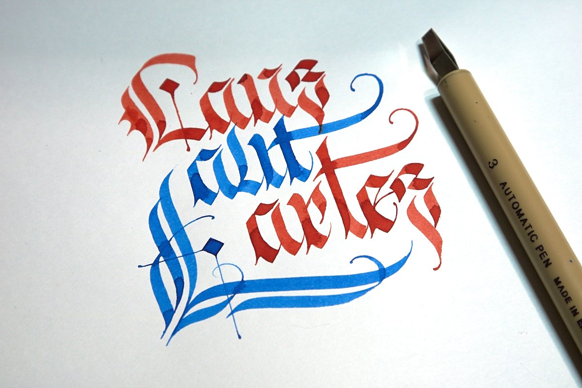 bachminski's tweet image. Laus alit artes czyli "pochwała karmi sztukę". Ekolina i automatic pen na papierze Archie's Calligraphy.

#AutomaticPen #calligraphy #kaligrafia