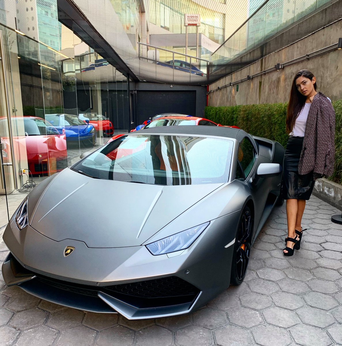 anndyferrer's tweet photo. Ser mujer no significa que nada más te guste la ropa y el maquillaje... habemos muchas que somos fans de los autos 🚗🔥 #AsiNoSomos https://t.co/xF5JZOp77E