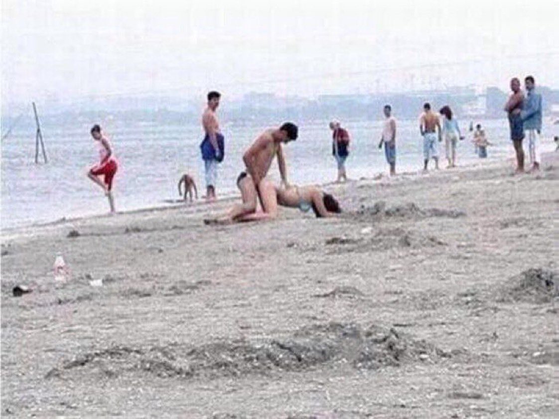 rileykd_02's tweet photo. Wtf is that creature thing next to the man with blue shorts https://t.co/jcnUSc2c3Z