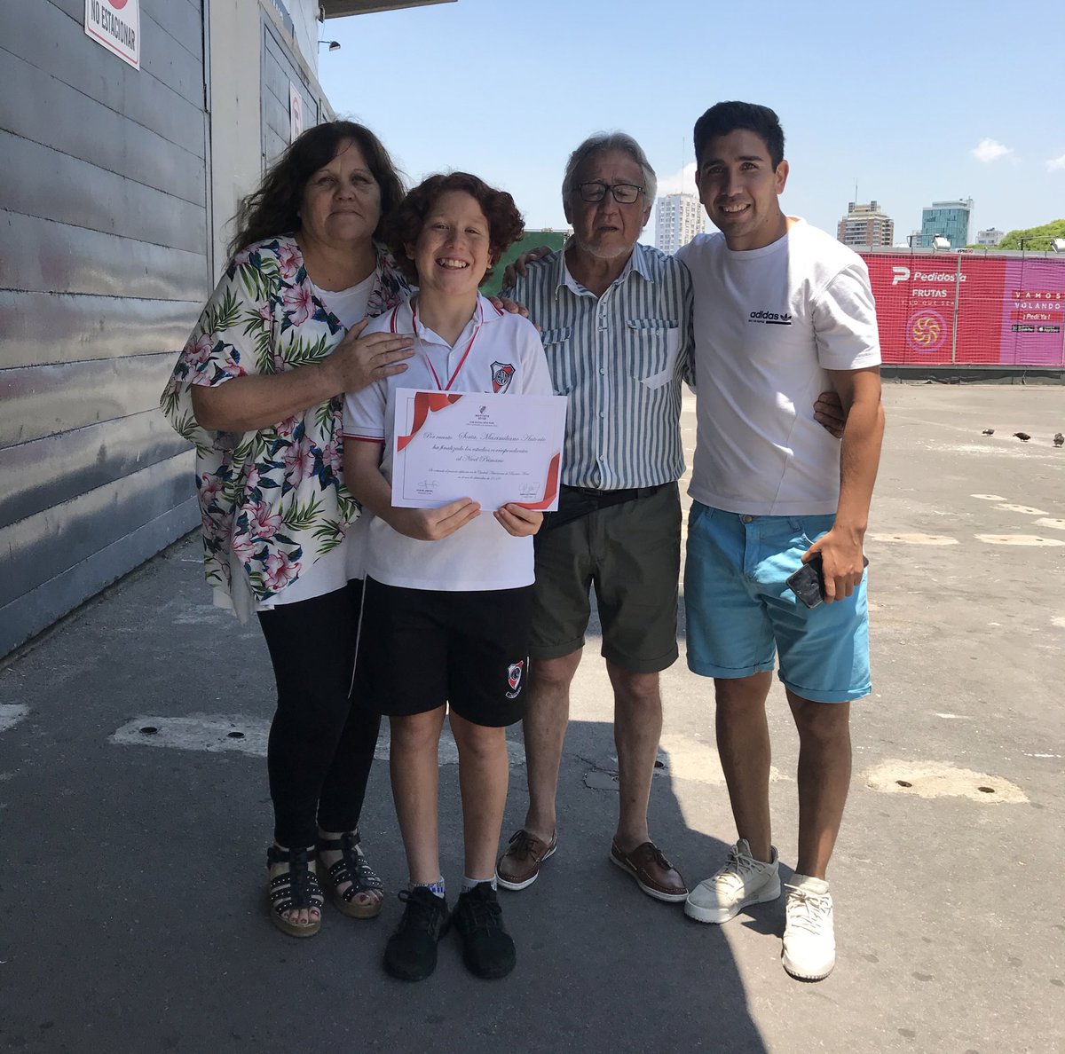 maxicolosoria's tweet photo. Feliz de terminar la primaria, Muchas gracias a mi familia y a todos los que están día a día!! A seguir cumpliendo los sueños y estudiar es un crecimiento!! https://t.co/xRuvuIwubI