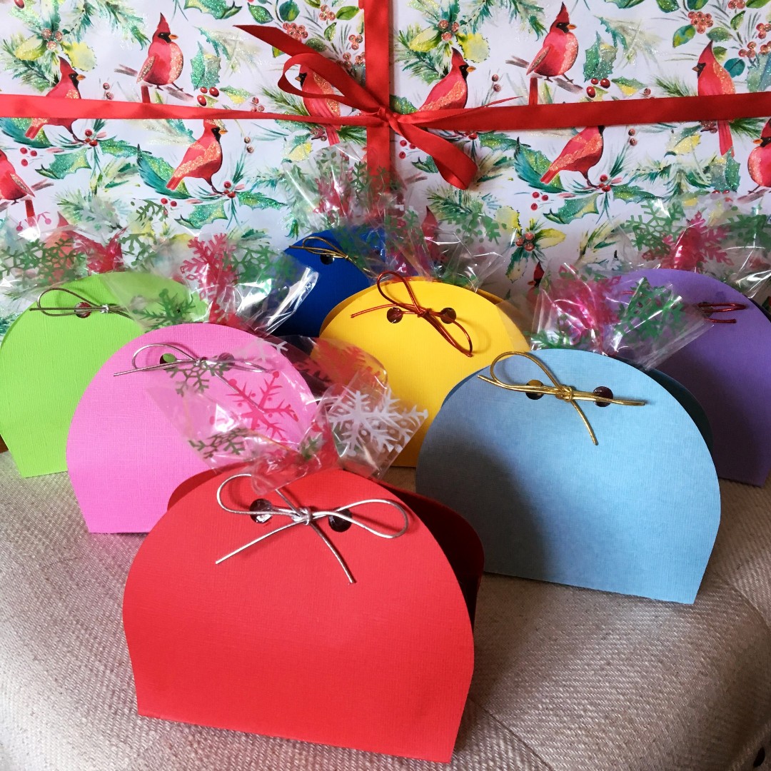 markhamlibrary's tweet photo. Did you know that these beautiful gift boxes can be made with our Cricut cutting machine? Visit the #makerspaces at Angus Glen and Aaniin to find our how and book an appointment. #DYI #makerspacemagic #MakerMPL #digitalliteracy #seasonofgiving #customgifts https://t.co/hoqv7uJzp6