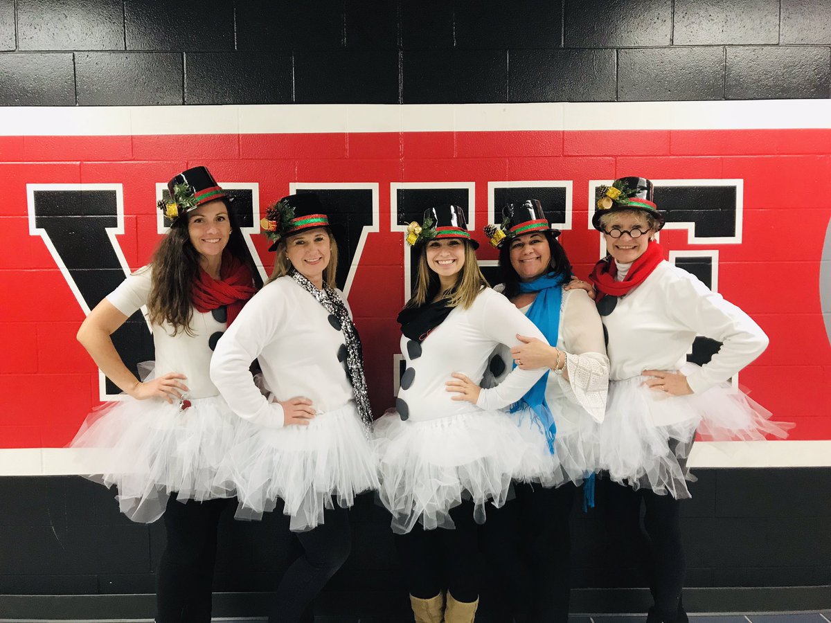 IAClayton01's tweet photo. Love this amazing team I get to work with! Team snowmen selfie in front of our WHE sign! #WHElfieSelfie @HumbleISD_WHE @cindybarker79 @AngelaStaggs @kimberl29098818 @MrsEMonk @MrsVRea https://t.co/WEBfaZE0ra