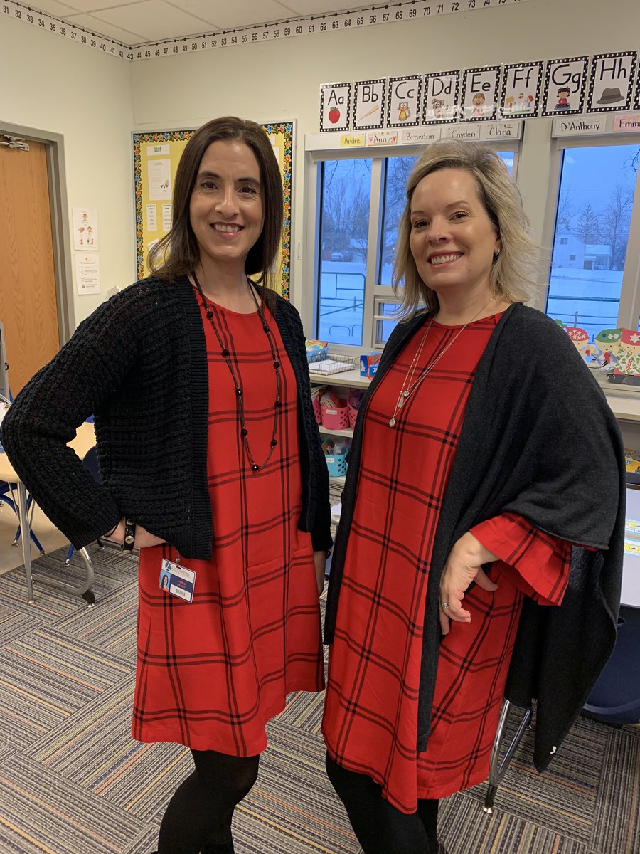 MsGiacona's tweet image. Feeling the spirit at LE today!! I think Mrs.Spina wore it best😀#decemberfun #primaryfun