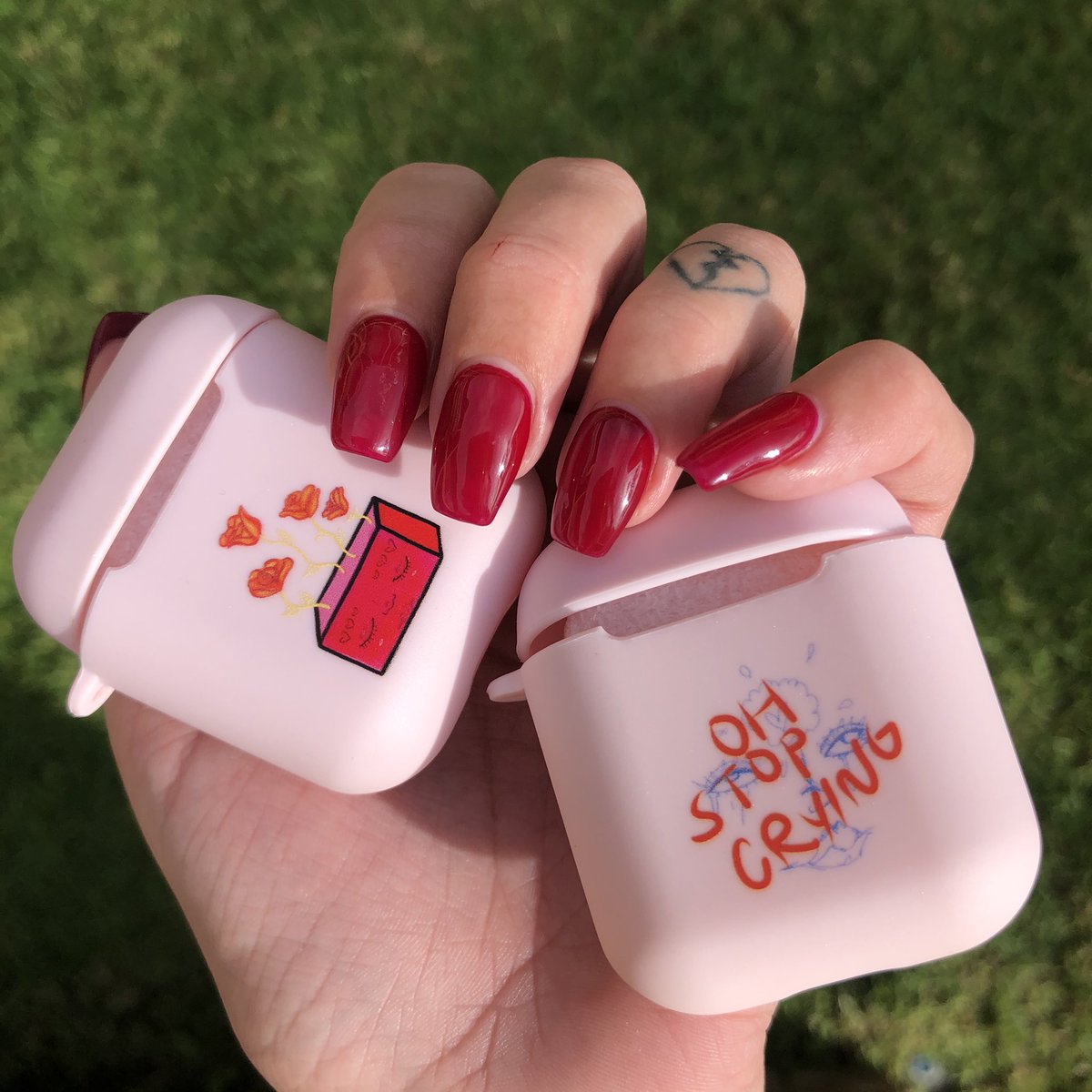 alilpickle's tweet photo. @gnarilyy @ape_rullll Are AirPod skins with my art on them allowed in the thread? ✨ https://t.co/TVLAXt9rZ6 https://t.co/pGrmMdy5xf