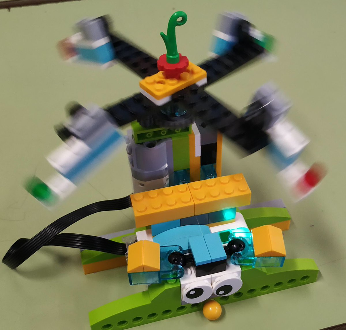 colegio_sanpedr's tweet image. We keep on working!! 💪🏻 Seguimos trabajando con nuestros #LegoKit en nuestra Extraescolar de #Robotics 🤖 Hoy hemos diseñado y fabricado un tiovivo navideño 🎄