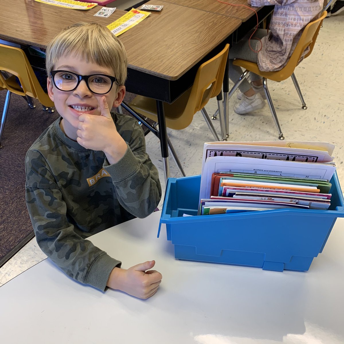 lutzlearns's tweet photo. Check out this amazing reader!  He organizes the books in his book box by height and genre so he knows exactly where to find the books he reads during workshop.  Way to build great reading habits and stay organized, Graham!  ❤️#d39online #CentralFoxes https://t.co/dDgchYVzaL