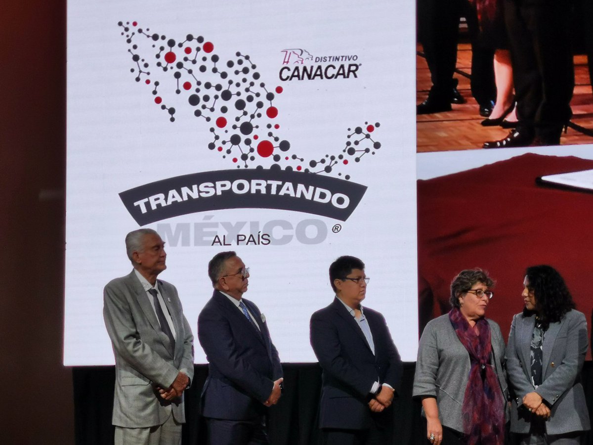 UnADM_Mx's tweet photo. #ComunidadUnADM
Esta tarde la rectora Lilian Kravzov participa en la entrega de reconocimientos a empresas por buenas prácticas que transportan a México, en el marco del @DCanacar @the_IRU de la @canacarmexico
#OrgullosamenteUnADM
✅#LogisticaYtransporte 🚚 https://t.co/NUQN9dZqED