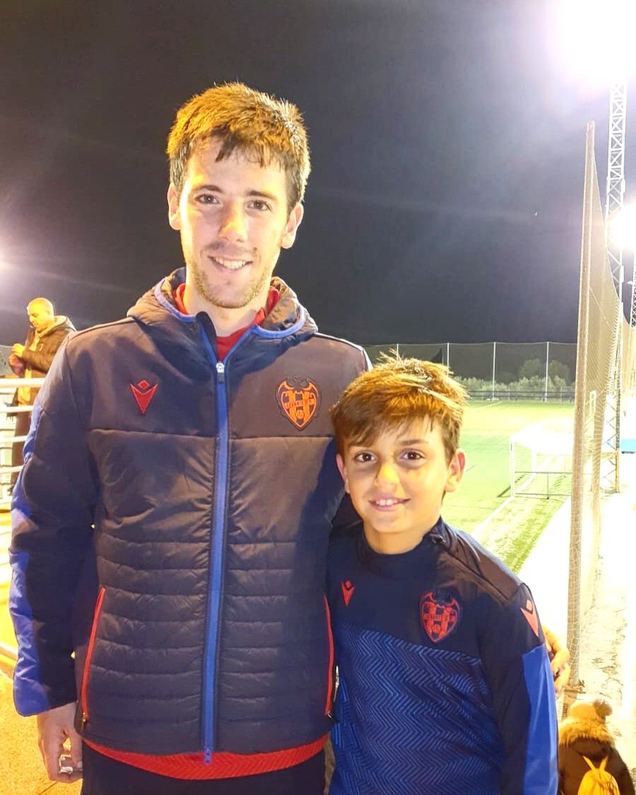 UEAlcudia's tweet image. ✅ David Marqués, jugador del nostre Benjamí "A", ha disfrutat hui d'una sessió d'entrenament amb el @LevanteUD 🙌

🐸🇦🇹 Una experiència que David ha pogut viure gràcies al conveni amb l'entitat granota 🤝

👏 Enhorabona CAMPIÓ 🏆

🇦🇹 Eres, ORGULL ROIG-I-BLANC 🇦🇹