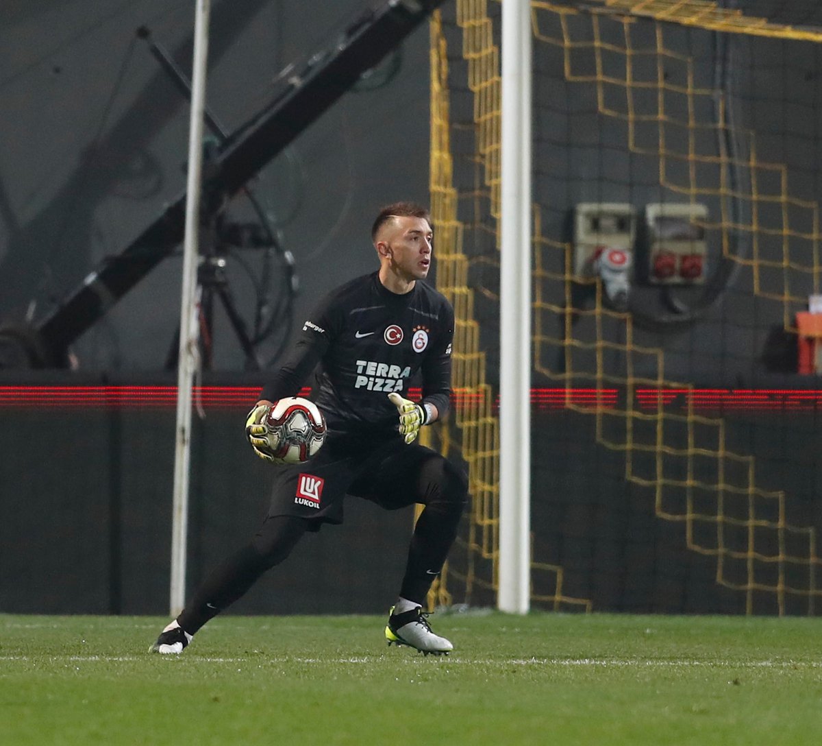 GalatasaraySK's tweet photo. Futbol Takımımızın, Türkiye Kupası 5. Tur ikinci maçında Tuzlaspor deplasmanında 0-4 kazanarak son 16 için yoluna devam ettiği mücadelenin ardından oyuncumuz Fernando Muslera çıklamalarda bulundu.

Detaylar 👉 https://t.co/laKKAki2ca https://t.co/ysWrfen6M7