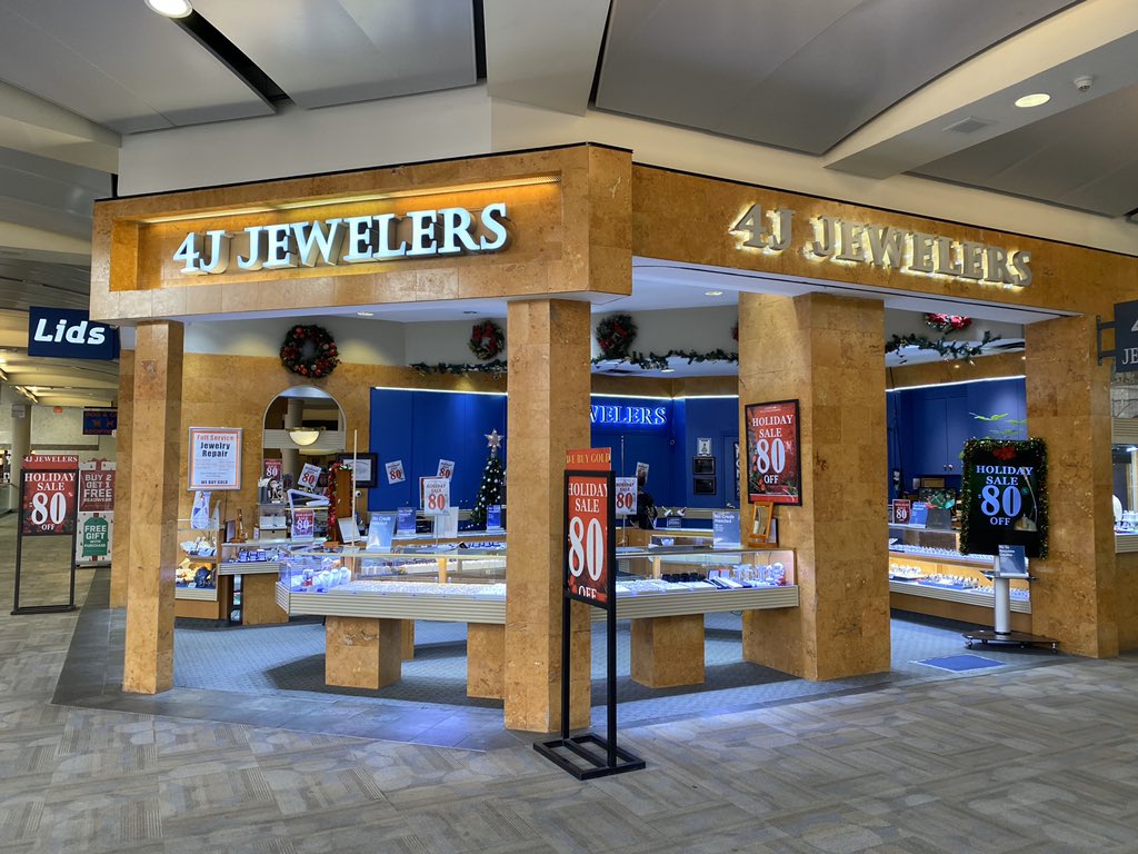 jmgoxviii's tweet photo. It’s that time of the year! Stop by 4J Jewelers at the Pacific View Mall in Ventura for all your jewelry needs this holiday season! I’ll give you a super deal! 💎 💍 https://t.co/EJQ2T403RH