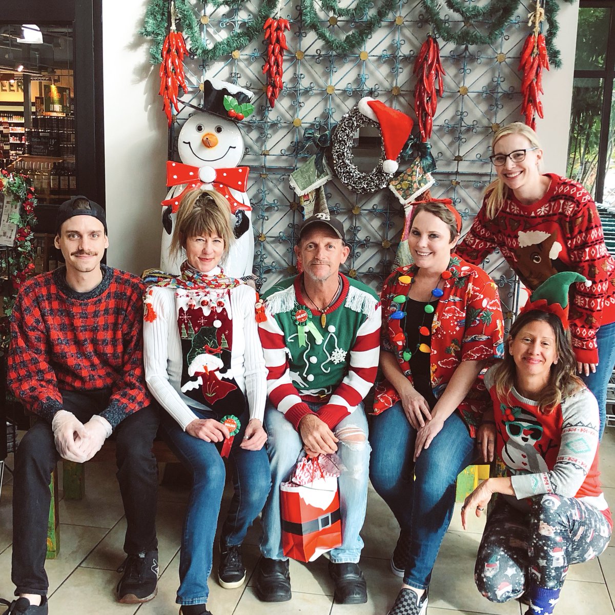 Happy Holidays from all of us here at Rollin’ Oats! #happyholidays #shoplocal #rollinoats🎄🎅🏻