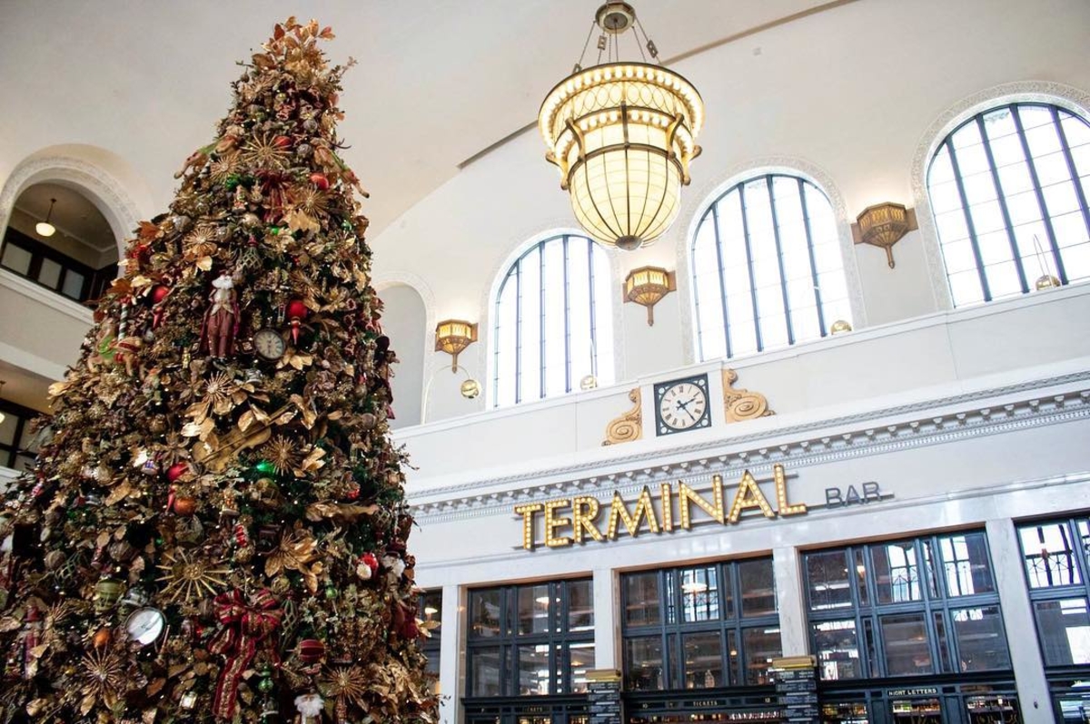 RenDenSTP's tweet photo. Union Station is spreading the holiday cheer! Feel the magic of the season just moments after stepping off your train.

Photo: @denverunionstation https://t.co/tXKVLi1Ywi