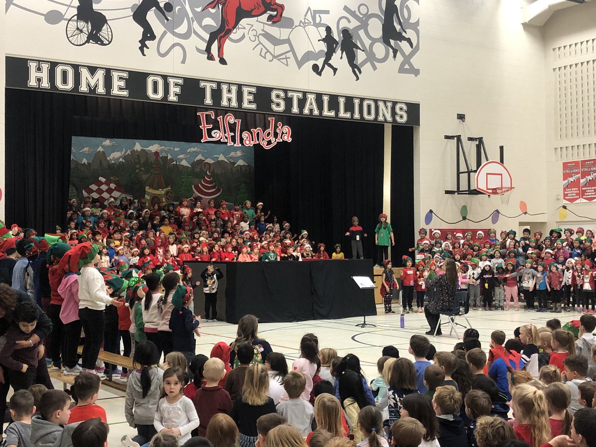 KariAScott's tweet photo. @Stoney_CreekPS  How many elves do you see?  Too many to count. Great warm up for this evenings holiday primary concert! https://t.co/94xrcvlopF
