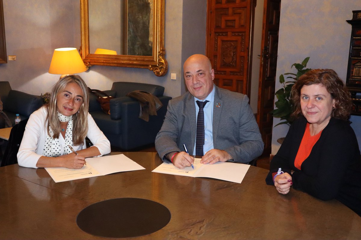 dipucordoba's tweet photo. La firma de un acuerdo entre @dipucordoba y @CruzRojaCordoba permite dar apoyo al programa #Atenpro. https://t.co/fuoE7AUSKB @arc_rute @AlbaDoblas https://t.co/7ZzT5RH6bv