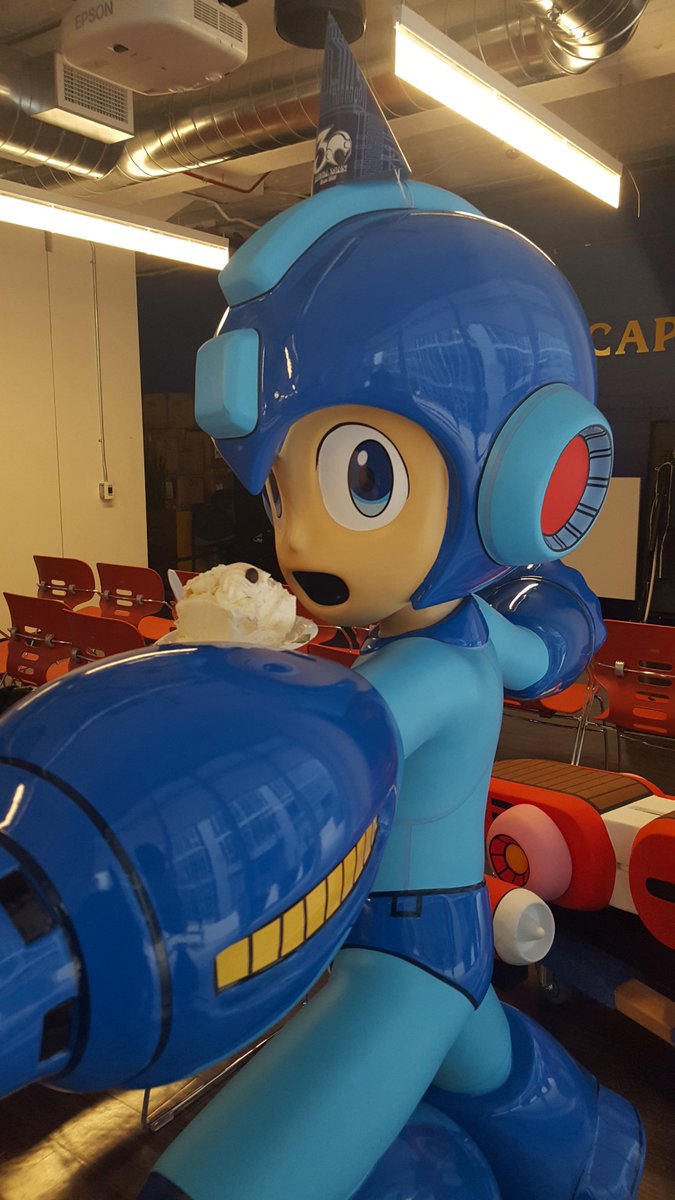 MegaMan's tweet photo. YOU GOT
32ND ANNIVERSARY

We brought our statue some cake to celebrate the big day, but... do robots eat cake? Do statues of robots eat cake?

Maybe these aren't the questions we should be asking. Happy 32nd birthday, Mega Man! https://t.co/vkCZZBgyXQ