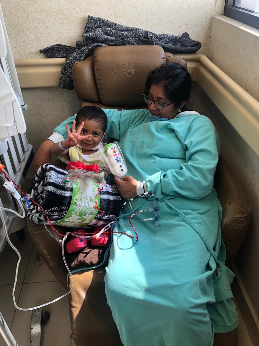 El día de hoy repartimos cobijas y regalos a nuestros niños en el Hospital para el niño en el Estado de México ☃️🎅🏻🎁 Gracias a nuestras voluntarias y a los donadores que hicieron esto posible. #fundacionsantiago