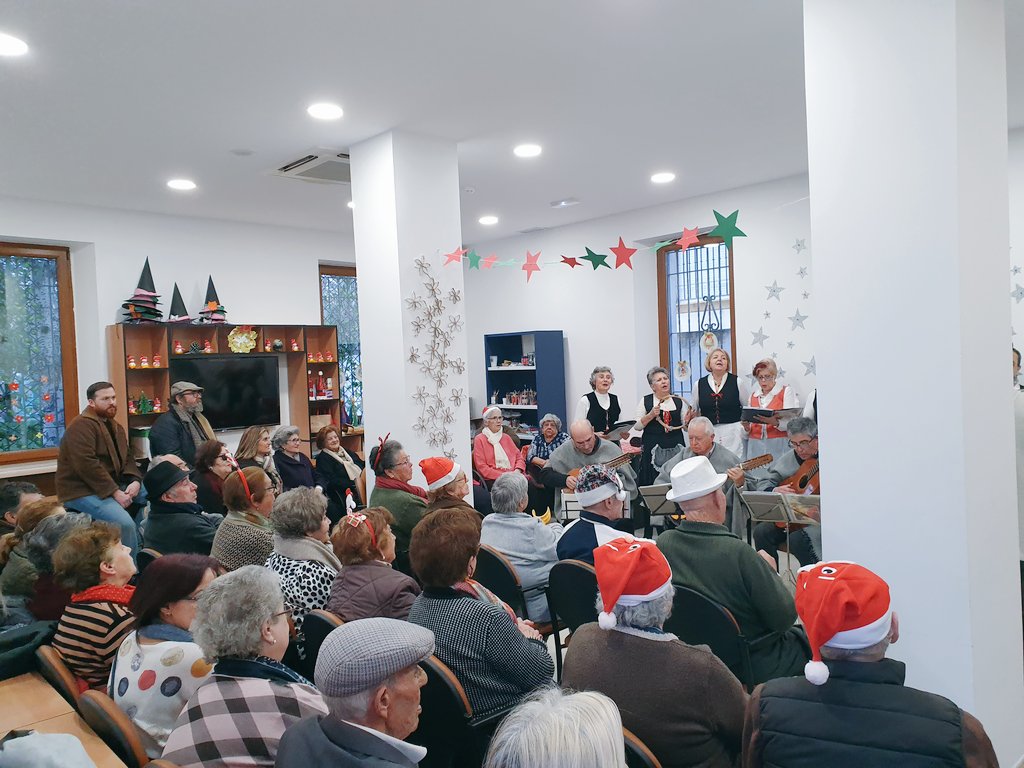 NazarioMontes's tweet photo. Disfrutando de la alegría de nuestros mayores del Centro de Día con la música de la Rondalla San Roque, de Huetor Vega. https://t.co/rzmeCzNOa4