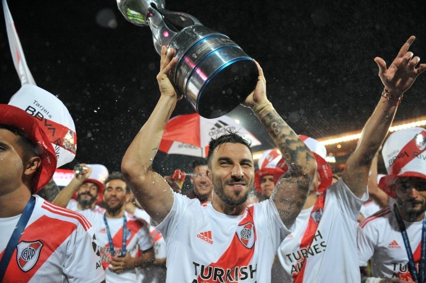 DiegoJosChes_Ok's tweet image. River Plate necesita contratar a un goleador #nato, así como Nacho Scocco, que es #práctico en el juego y #letal en la definición; ya que no hace firuletes en el área, tampoco anda peleado con el gol, como sus compañeros Santos Borré, Lucas Pratto, Matías Suárez y Julián Álvarez.