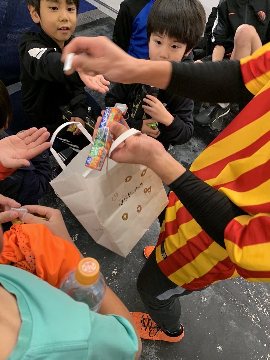koeschool's tweet photo. キング・オブ・エンブレム
リフティングスクール
毎週  火・木曜日 17時より
https://t.co/e9dJrufE1t

12月17日火曜日は高校生ボランティアコーチが修学旅行のお土産をスクール生へ。

みんな、大喜び(^.^)/

#キングオブエンブレム #リフティングスクール #修学旅行 #沖縄 #お土産 https://t.co/K8B0FGRO4V