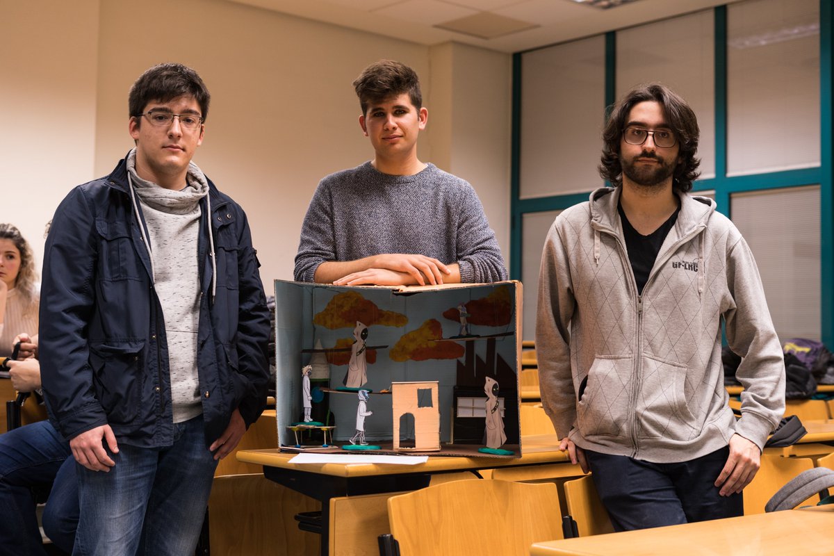 PlanetaDebug's tweet photo. Tots ells i elles han tractat d'explicar els seus #videojocs amb figuracions, montatjes i llums. #planetadebug #arteciudadano #UJI https://t.co/pVcpemO7wM