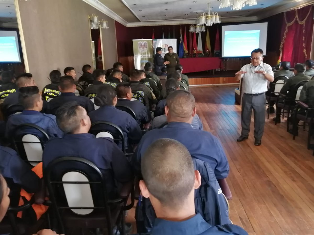 alcaldiadeoruro's tweet photo. #GuardiasMunicipales reciben #capacitación en derechos humanos y buen trato por parte del Dr. José León Magne representante del Defensor del Pueblo, Capacitadores e Instructores de la Dirección Departamental de Derechos Humanos de la #Policía
#JuntosPorElProgreso https://t.co/hRJAEVbwxJ