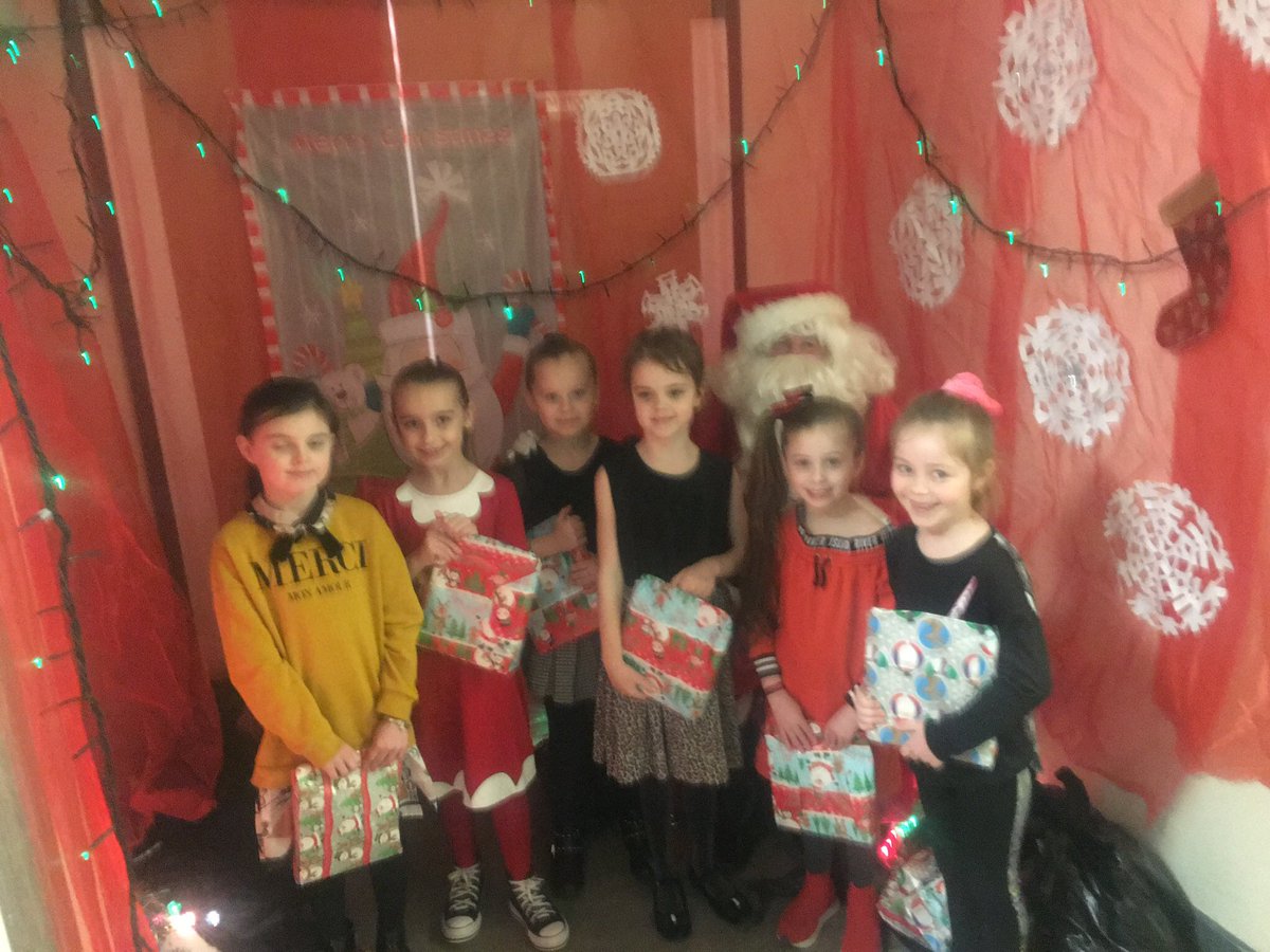 Educ8ingInHeels's tweet photo. Games, Sweets, Dancing & a trip to Santaโs Grotto - it was a busy afternoon for P3 at our #ChristmasParty today ๐ฅณ๐ก๐๐ผ๐ถ๐บ๐ฝ๐๐
๐ผ @StMonicaMilton #CelebratingWithFriends #SantaClausIsComingToTown https://t.co/se1a6VA02l