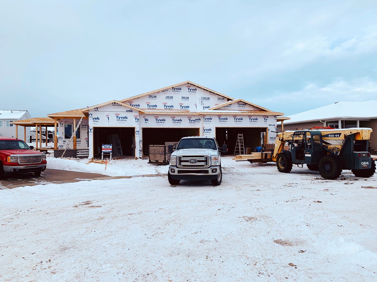 TrueLineHomes's tweet photo. LAST ONE!! Our last triple car garage adult villa taking shape 🔨🔨 No more shoveling! No more mowing the lawn! Spring possession! Come see us at 22 Little Close for more info! #adultliving #maintenancefreeliving https://t.co/WLPaN8jk3W