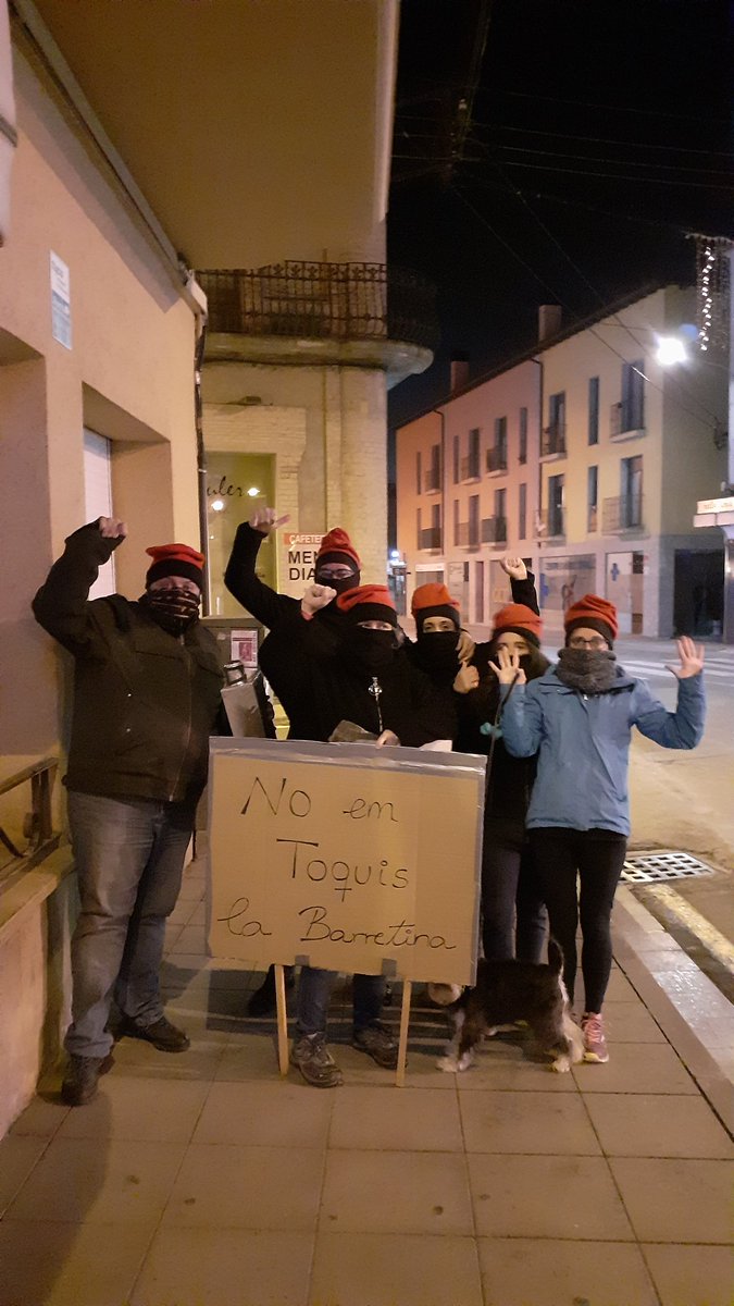 furtifans's tweet photo. "No em toquis la barretina" Avui hem tornat a vestir el tió del barri!!
#barrisantfortia #femveinatge #fempoble #furtifans #Torelló https://t.co/pzeMjqqSdx