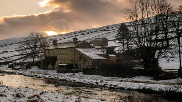 Snowfall turns parts of North Yorkshire into winter wonderland: bbc.in/2rTXYtj
