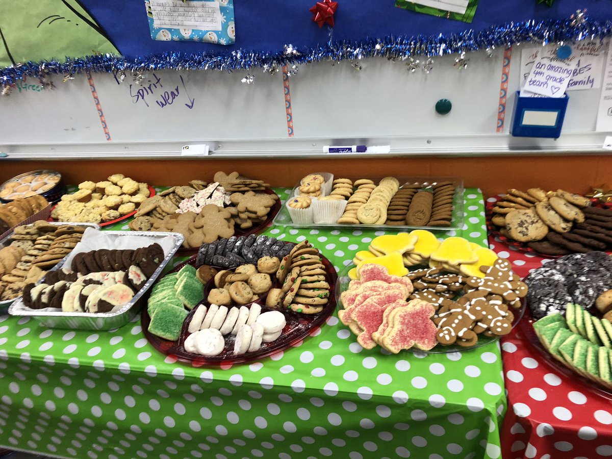 atrini2672's tweet photo. Cookie Crusaders @BallsBluffLCPS #PTA #cookieday #sugaroverload #LovePTA https://t.co/pHqxoTYEaO