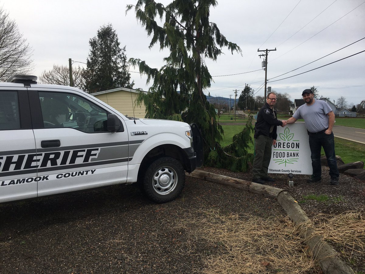 CountyTillamook's tweet photo. Fill the Sheriffโs Office was delivered to the Oregon Food Bank https://t.co/Y0WGIqcdHz #tillamookcountysheriff #tcso #sheriffhorton #community #oregonfoodbank #generosityfeeds #thesheriffloadedithimself https://t.co/rbF57772Bq