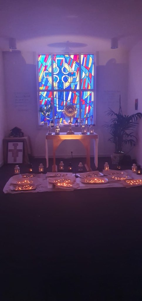 AllHallowsRC's tweet photo. Throughout Monday & Tuesday, all pupils and staff had the opportunity to light a candle and take some time for prayer and quiet reflection in our chapel with Dominic and @FatherFrankie #lightfever #Advent https://t.co/MmW2KQqYeH