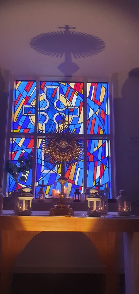 AllHallowsRC's tweet photo. Throughout Monday & Tuesday, all pupils and staff had the opportunity to light a candle and take some time for prayer and quiet reflection in our chapel with Dominic and @FatherFrankie #lightfever #Advent https://t.co/MmW2KQqYeH