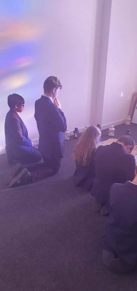 AllHallowsRC's tweet photo. Throughout Monday & Tuesday, all pupils and staff had the opportunity to light a candle and take some time for prayer and quiet reflection in our chapel with Dominic and @FatherFrankie #lightfever #Advent https://t.co/MmW2KQqYeH