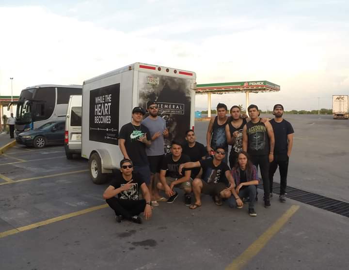 Foto del recuerdo de nuestro primer Tour 🔥.

Con While The Heart Becomes. 😱