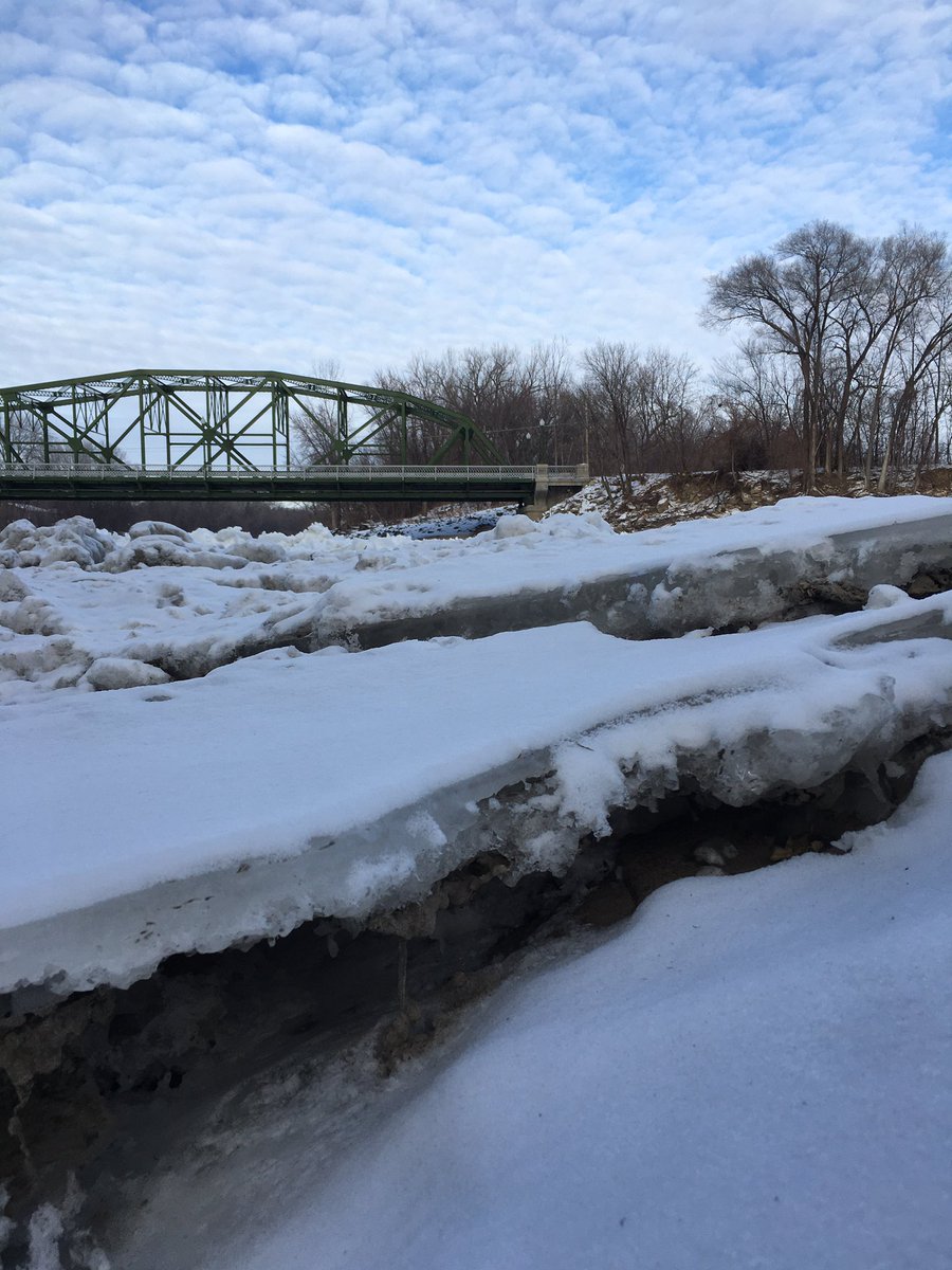 RachelOlmanson's tweet photo. The stop at the Minnesota River in St. Peter, MN was SPECTACULAR! The ice chunks in the river and the clouds made for some incredible scenery! #mnwx #Minnedota #MinnesotaRiver #ice #icechunks https://t.co/9v4qMsegXq