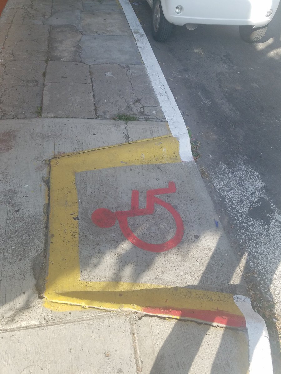 banquetalibreya's tweet photo. Barcocinas pinta todas las esquinas de su negocio como blancas cuando Ayuntamiento las tiene pintadas como amarillas. Ubicado en vidrio y Venezuela. Ahí que procede @GdlMovilidad @ALEXHSILLO @PoderAG_Jal https://t.co/2W7Y9bPLsO
