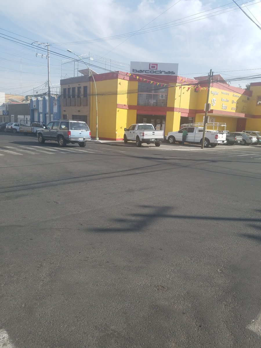 banquetalibreya's tweet photo. Barcocinas pinta todas las esquinas de su negocio como blancas cuando Ayuntamiento las tiene pintadas como amarillas. Ubicado en vidrio y Venezuela. Ahí que procede @GdlMovilidad @ALEXHSILLO @PoderAG_Jal https://t.co/2W7Y9bPLsO