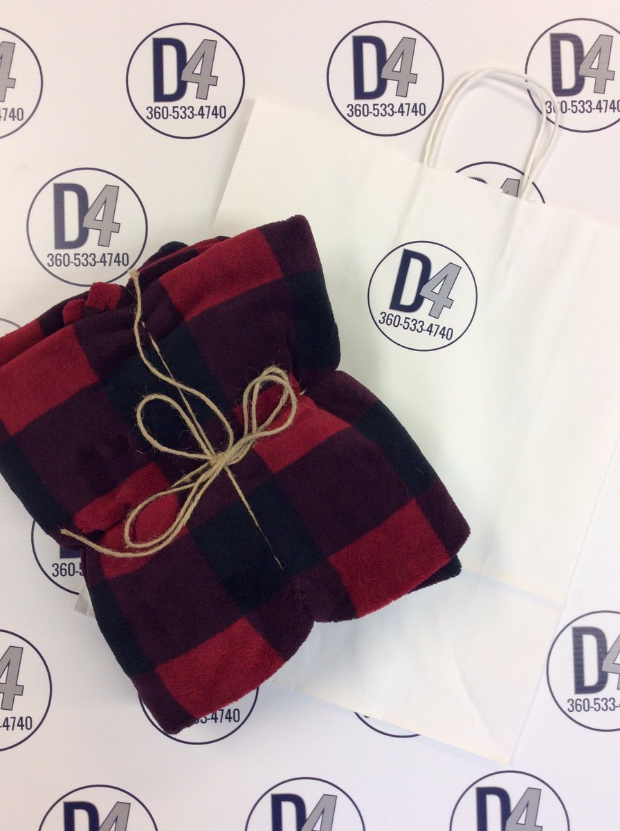 d4sportsd4's tweet photo. GIVEAWAY‼️
Retweet to win this blanket just in time for the holidays! 
Must be able to pick up, winner will be announced this Thursday‼️ https://t.co/73KtH7tA93
