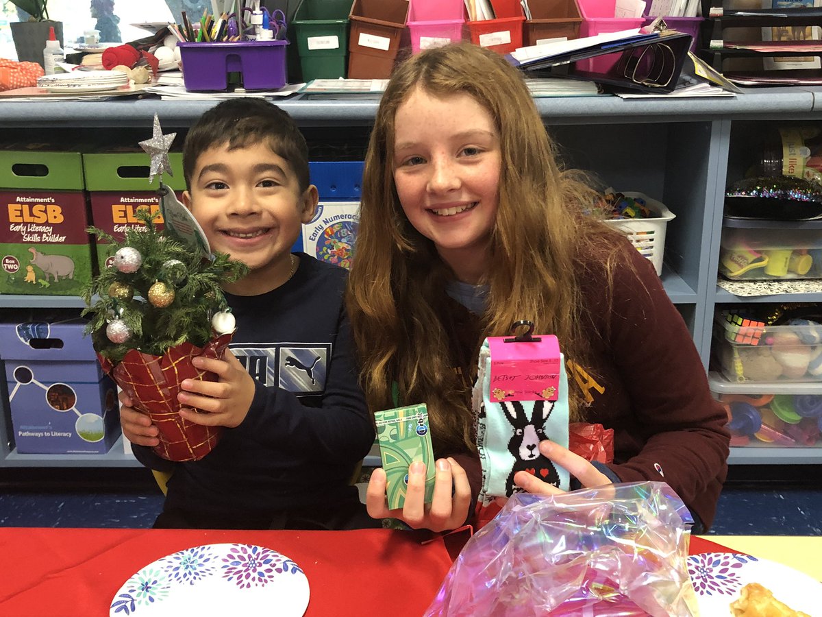 clinton_kellie's tweet photo. Mentor and mentee gift exchange- building relationships across the grades 🎄🎅 #togetherwecanfshe https://t.co/A50ZvhLxkT