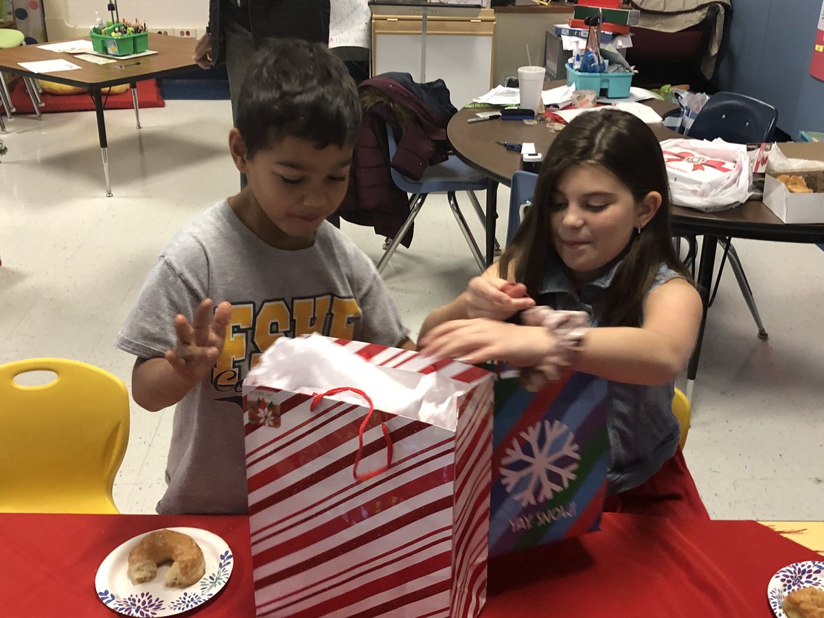 clinton_kellie's tweet photo. Mentor and mentee gift exchange- building relationships across the grades 🎄🎅 #togetherwecanfshe https://t.co/A50ZvhLxkT