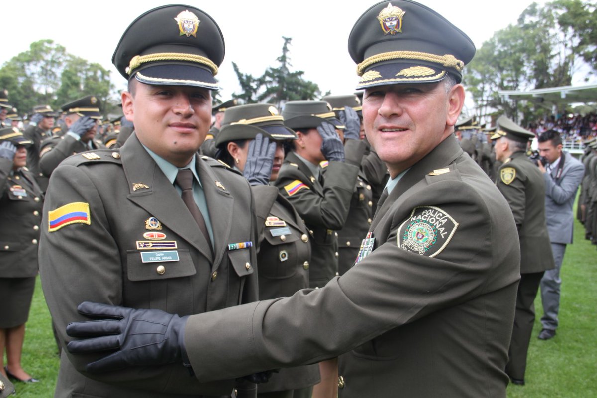 EscuelaDCadetes's tweet photo. Expresamos nuestras mas sinceras felicitaciones a los señores #oficiales ascendidos y sus familias.  Gracias por su compromiso firme de  #ServiryProteger a #Colombia en @PoliciaColombia https://t.co/8W0YnqUVmP