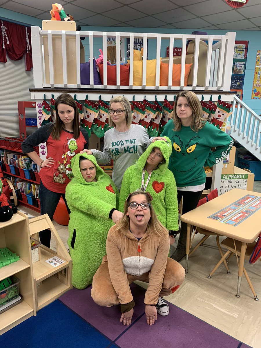mrsmcclellan1's tweet photo. Grinch Day! #ilovedressupdays #thatgrinch https://t.co/rqZIfNHNAF