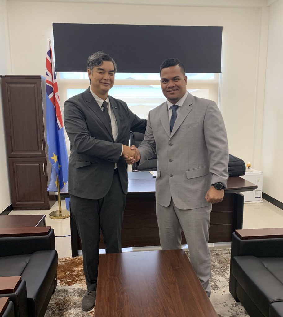 Sujiro Seam 🇪🇺 (@sujiseam) on Twitter photo Heureux de revoir Simon Kofe, seul ministre #francophone de <a href="/TuvaluGov/">Tuvalu Government</a>, chargé de la justice, de la communication et des affaires étrangères.
Prêt à travailler au développement du partenariat stratégique entre l’#UnionEuropeennne et #Tuvalu pour les années à venir ! Heureux de revoir Simon Kofe, seul ministre #francophone de <a href="/TuvaluGov/">Tuvalu Government</a>, chargé de la justice, de la communication et des affaires étrangères.
Prêt à travailler au développement du partenariat stratégique entre l’#UnionEuropeennne et #Tuvalu pour les années à venir !