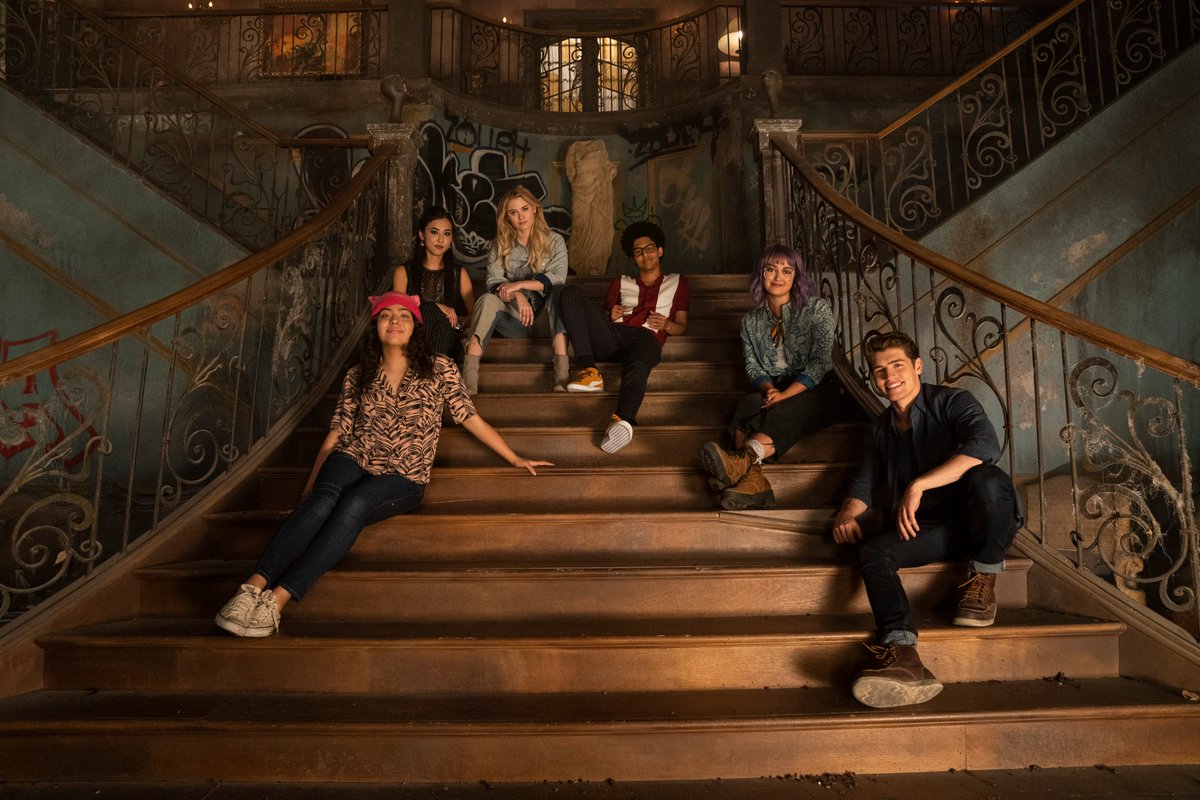 hulu's tweet photo. So proud of this group for creating 3 incredible seasons #MarvelsRunaways 💚 (Old Lace not pictured) https://t.co/LDwylfZ4oW