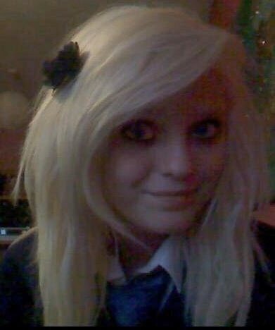 PoppyLynch's tweet photo. @amyvalentinex I wish I could find better pictures! My fave look was big hair up top and thinned out with a razor blade in the length 😅 https://t.co/M17jErVq1T